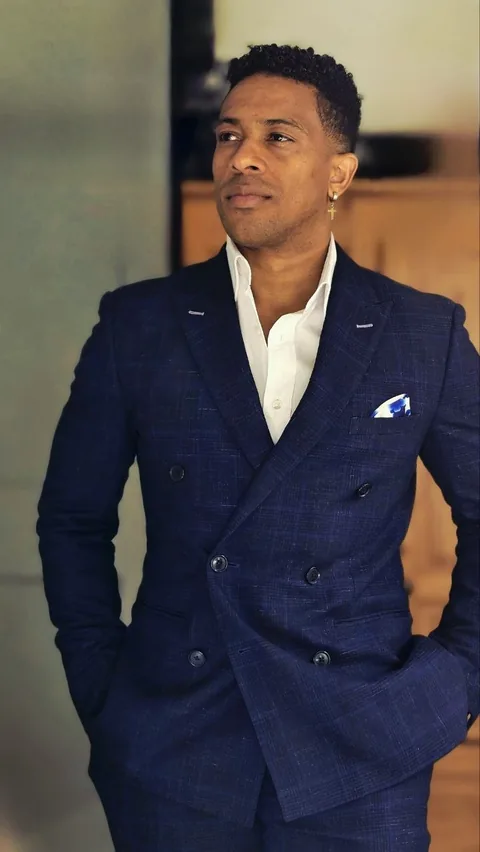 Portrait of Maikel Mota in a blue suit